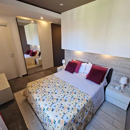 Mongibello Palace B&B 몬델로