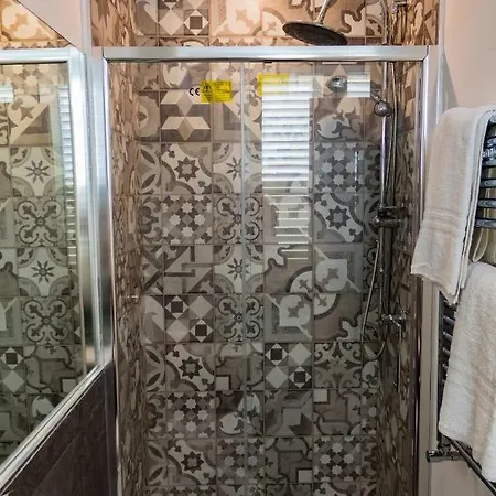 Mongibello Palace B&B 몬델로